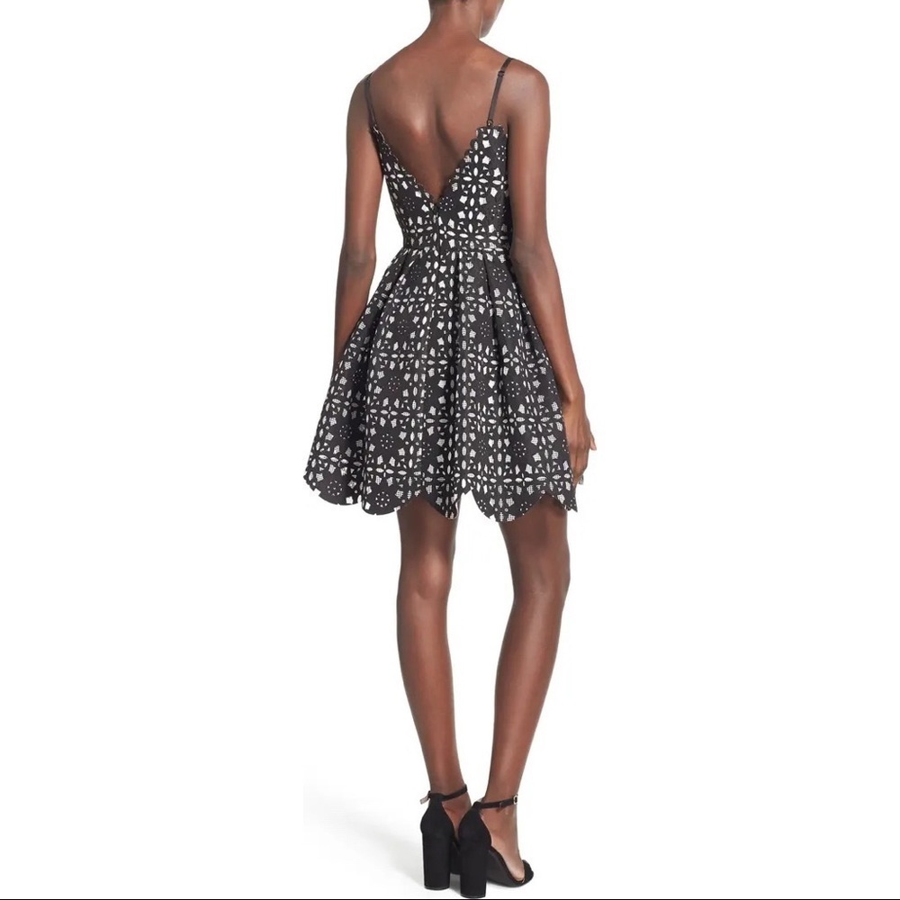 Soloiste Black V-Neck Bonded Lace Skater Dress EUC - Picture 2 of 10